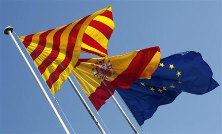 Flags of Catalunya (L-R), Spain and EU wave near Barcelona November 15, 2012. REUTERS/Albert Gea